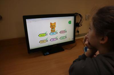 Uczniowie uczestniczą w obchodach dbi.