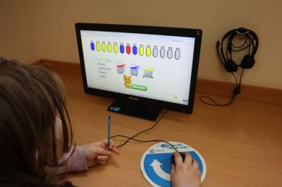 Uczniowie uczestniczą w obchodach dbi.