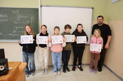 Uczniowie uczestniczą w obchodach dbi.