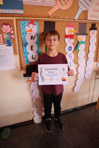 Uczniowie uczestniczą w obchodach dbi.