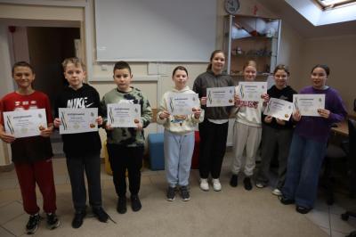 Uczniowie uczestniczą w obchodach dbi.