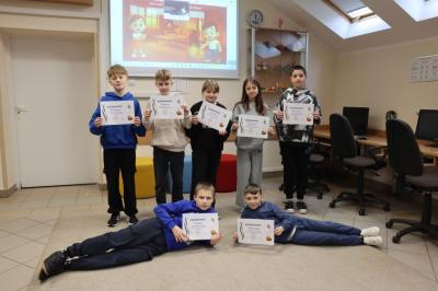 Uczniowie uczestniczą w obchodach dbi.