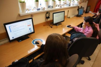 Uczniowie uczestniczą w obchodach dbi.