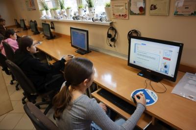 Uczniowie uczestniczą w obchodach dbi.