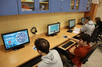 Uczniowie uczestniczą w obchodach dbi.