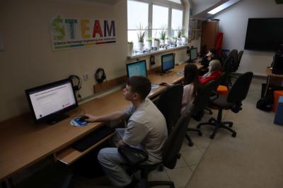 Uczniowie uczestniczą w obchodach dbi.