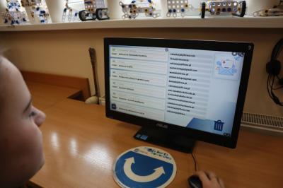 Uczniowie uczestniczą w obchodach dbi.