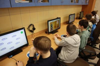 Uczniowie uczestniczą w obchodach dbi.