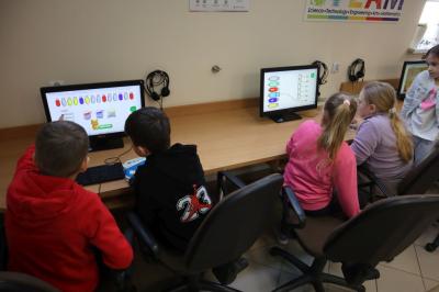 Uczniowie uczestniczą w obchodach dbi.