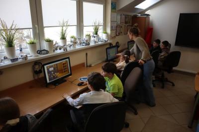 Uczniowie uczestniczą w obchodach dbi.