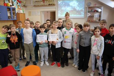 Uczniowie uczestniczą w obchodach dbi.