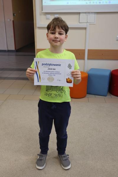 Uczniowie uczestniczą w obchodach dbi.