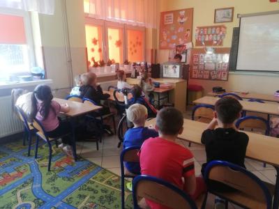 Nauczyciel czyta opowiadanie