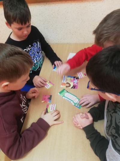 Puzzle układane są przez uczniów.