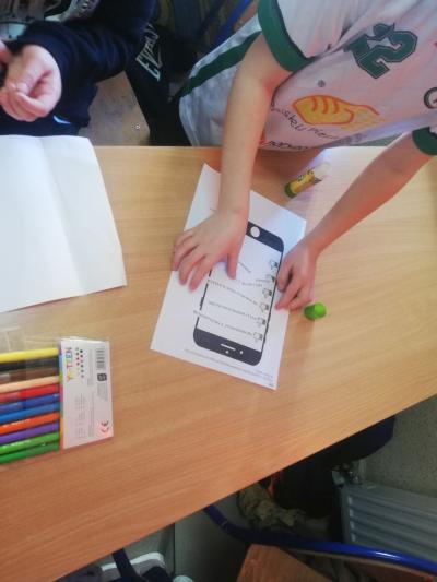 Uczeń nakleja rozsypankę wyrazową