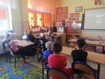 Uczniowie słuchają opowiadania