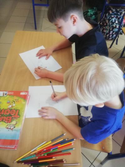 Uczniowie tworzą ilustracje do wybranej przez siebie zasady bezpiecznego korzystania z internetu