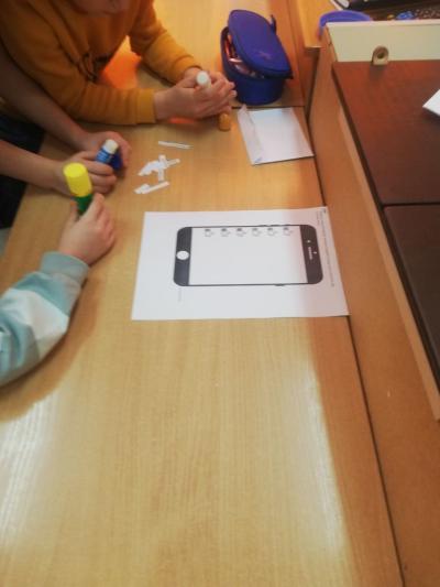 Uczniowie układają zdania z rozsypanki wyrazowej