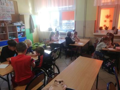 Uczniowie w grupach układają puzzle