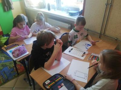 Uczniowie wykonują prace plastyczną