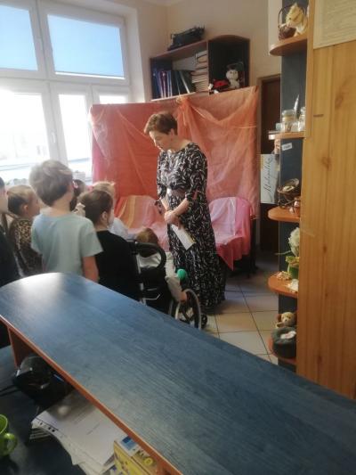 Bibliotekarka pasuje pierwszoklasistów na czytelników