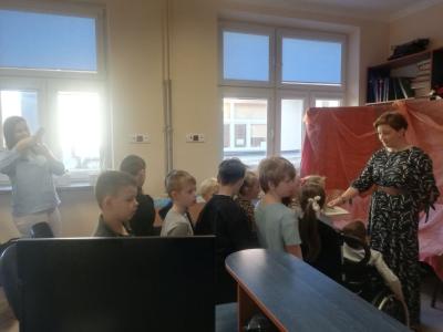 Bibliotekarka pasuje pierwszoklasistów