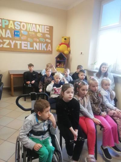 Pierwszoklasisty oglądają przedstawienie