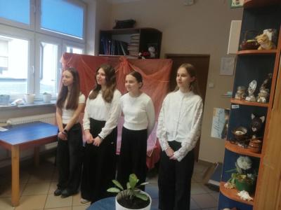 Uczennice recytują wiersz.