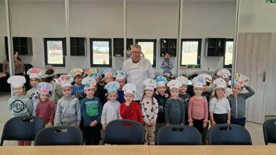 Dzieci z grupy Biedronki w papierowych czapkach kucharza ozdobionych