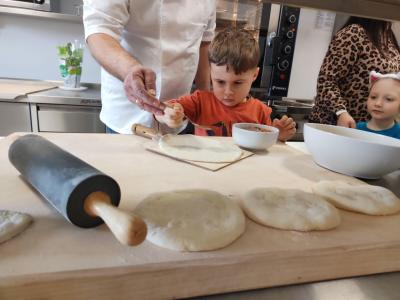 Chłopiec dodaje sos na ciasto