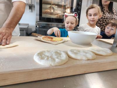 Dziewczynka dodaje ser na ciasto.