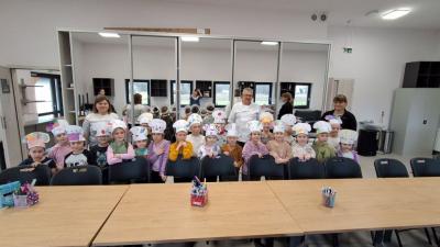 Grupa Skrzaty pozuje do zdjęcia w swoich czapkach kucharskich