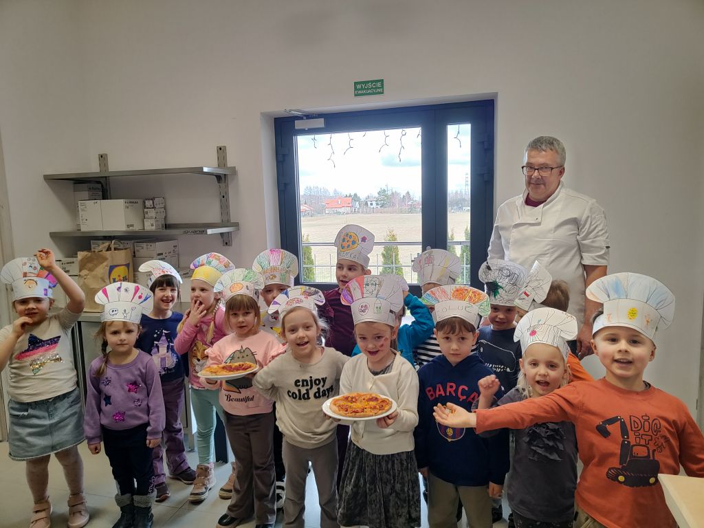 Wspólne zdjęcie dzieci z grupy Sówki z kucharzem
