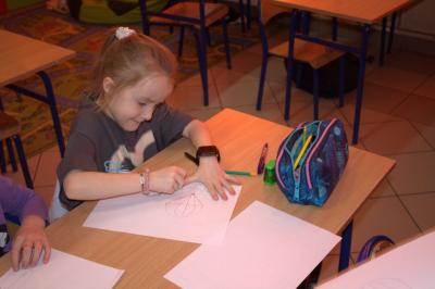 Ćwiczenie pisania literki „u”, a następnie wykorzystanie jej do narysowania balonu po odwróceniu kartki