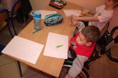 Ćwiczenie pisania literki „u”, a następnie wykorzystanie jej do narysowania balonu po odwróceniu kartki