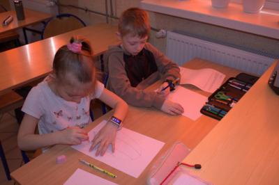 Ćwiczenie pisania literki „u”, a następnie wykorzystanie jej do narysowania balonu po odwróceniu kartki