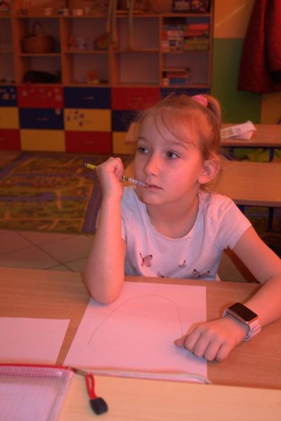 Ćwiczenie pisania literki „u”, a następnie wykorzystanie jej do narysowania balonu po odwróceniu kartki