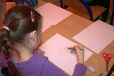 Ćwiczenie pisania literki „u”, a następnie wykorzystanie jej do narysowania balonu po odwróceniu kartki