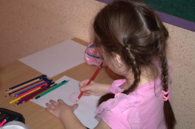 Ćwiczenie pisania literki „u”, a następnie wykorzystanie jej do narysowania balonu po odwróceniu kartki