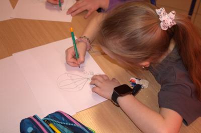 Ćwiczenie pisania literki „u”, a następnie wykorzystanie jej do narysowania balonu po odwróceniu kartki