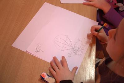 Ćwiczenie pisania literki „u”, a następnie wykorzystanie jej do narysowania balonu po odwróceniu kartki