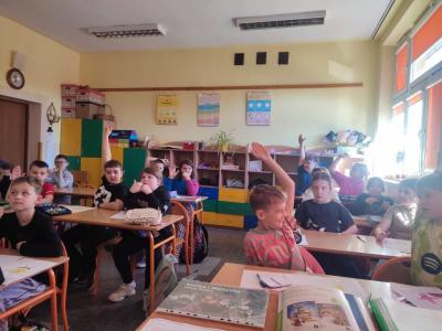 klasa 3a biorąca udział w lekcji online