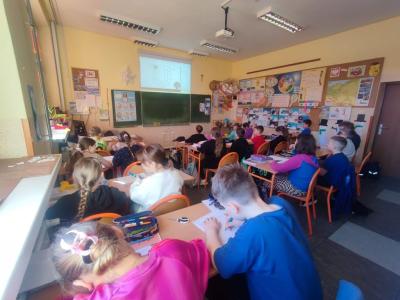 klasa 3a biorąca udział w lekcji online