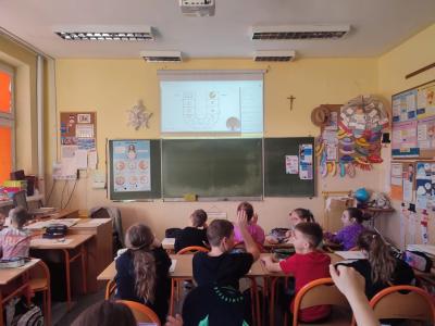 klasa 3a biorąca udział w lekcji online