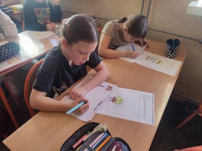 klasa 3a biorąca udział w lekcji online