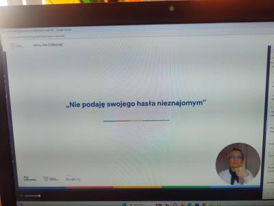 materiały online wyswietlne na ekranie