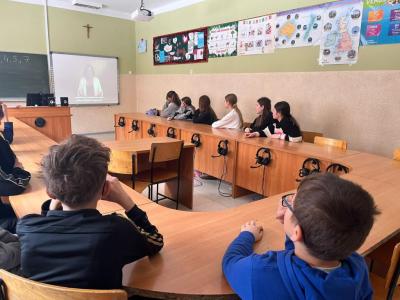 Uczniowie biorący udział w lekcji online