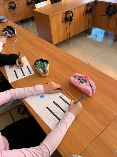 Uczniowie biorący udział w lekcji online