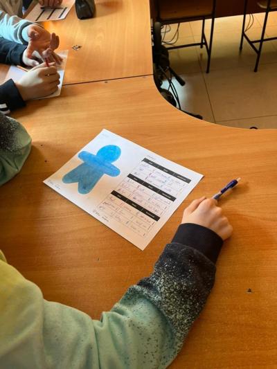 Uczniowie biorący udział w lekcji online