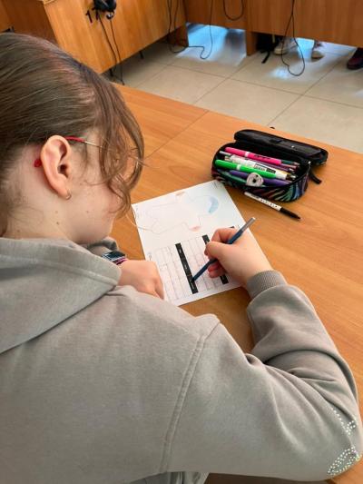 Uczniowie biorący udział w lekcji online